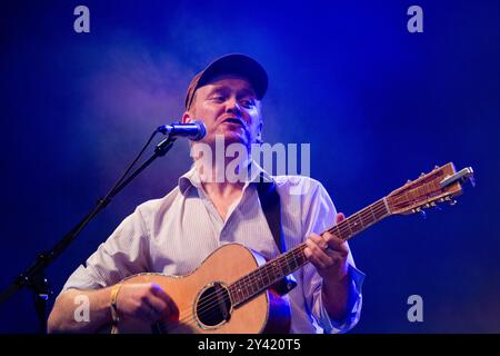 JAMES YORKSTON, KONZERT, GREEN MAN FESTIVAL 2013: James Yorkston live auf der Far Out Stage beim Green man Festival 2014 im Glanusk Park, Brecon, Wales, August 2014. Foto: Rob Watkins. INFO: James Yorkston ist ein schottischer Singer-Songwriter, der für seine introspektive Volksmusik bekannt ist. Seine poetischen Texte und sanften Melodien verbinden traditionelles schottisches Folk mit Indie- und Akustikelementen und widmen sich Themen wie Liebe, Leben und Natur und schaffen tief reflektierende und emotional resonante Lieder. Stockfoto