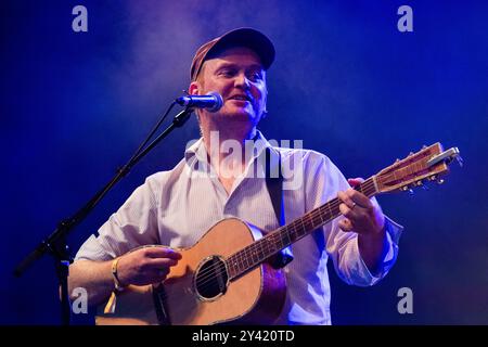 JAMES YORKSTON, KONZERT, GREEN MAN FESTIVAL 2013: James Yorkston live auf der Far Out Stage beim Green man Festival 2014 im Glanusk Park, Brecon, Wales, August 2014. Foto: Rob Watkins. INFO: James Yorkston ist ein schottischer Singer-Songwriter, der für seine introspektive Volksmusik bekannt ist. Seine poetischen Texte und sanften Melodien verbinden traditionelles schottisches Folk mit Indie- und Akustikelementen und widmen sich Themen wie Liebe, Leben und Natur und schaffen tief reflektierende und emotional resonante Lieder. Stockfoto