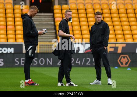 Wolverhampton, Großbritannien. September 2024. Newcastle United Spieler Dan Burn, Matt Longstaff und Harvey Barnes auf dem Spielfeld vor dem Spiel der englischen Premier League Wolverhampton Wanderers FC gegen Newcastle United FC im Molineux Stadium, Wolverhampton, England, Vereinigtes Königreich am 15. September 2024 Credit: Every Second Media/Alamy Live News Stockfoto