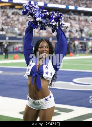 Irving, Usa. September 2024. Die Cheerleader der Dallas Cowboys treten am Sonntag, den 15. September 2024 in Irving, Texas, während eines National Football League-Wettbewerbs im AT&T Stadium auf. (Foto: Peter G. Forest/SIPA USA) Credit: SIPA USA/Alamy Live News Stockfoto