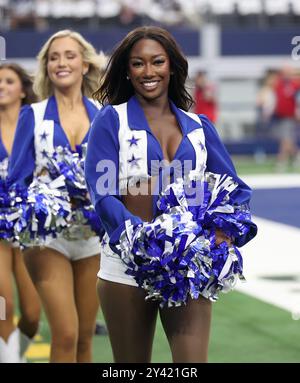 Irving, Usa. September 2024. Die Cheerleader der Dallas Cowboys treten am Sonntag, den 15. September 2024 in Irving, Texas, während eines National Football League-Wettbewerbs im AT&T Stadium auf. (Foto: Peter G. Forest/SIPA USA) Credit: SIPA USA/Alamy Live News Stockfoto