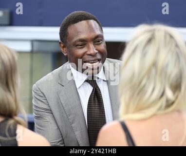 Irving, Usa. September 2024. Avery Johnson, ehemaliger Trainer der Dallas Mavericks, spricht am Sonntag, den 15. September 2024 in Irving, Texas, mit zwei Damen während eines National Football League-Wettbewerbs im AT&T Stadium. (Foto: Peter G. Forest/SIPA USA) Credit: SIPA USA/Alamy Live News Stockfoto