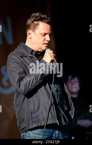 SUN KIL MOON, KONZERT, GREEN MAN FESTIVAL 2014: Mark Kozelek von Sun Kil Moon live auf der Mountain Stage beim Green man Festival 2014 im Glanusk Park, Brecon, Wales, August 2014. Foto: Rob Watkins. INFO: Sun Kil Moon ist ein US-amerikanisches Indie-Folk-Projekt unter der Leitung des Singer-Songwriters Mark Kozelek. Die Musik ist bekannt für ihre rohen, introspektiven Texte und minimalistischen Arrangements und erkundet tief persönliche Themen wie Liebe, Verlust und Erinnerung mit einem eindringlichen, melancholischen Ton. Stockfoto