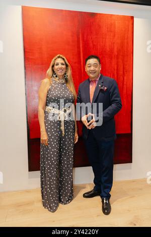 Joey Zhou TV Moderator Gründer von Los Angeles Beverly Arts (LABA) und Judith Flex Helle LUMINARIO BALLETTGRÜNDER und Organisatorin der Loisir Gallery Luminosity Stockfoto