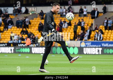 Wolverhampton, Großbritannien. September 2024. Wolverhampton Wanderers Torhüter Jose Sa (1) während des warm Up vor dem Spiel der englischen Premier League Wolverhampton Wanderers FC gegen Newcastle United FC im Molineux Stadium, Wolverhampton, England, Großbritannien am 15. September 2024 Credit: Every Second Media/Alamy Live News Stockfoto