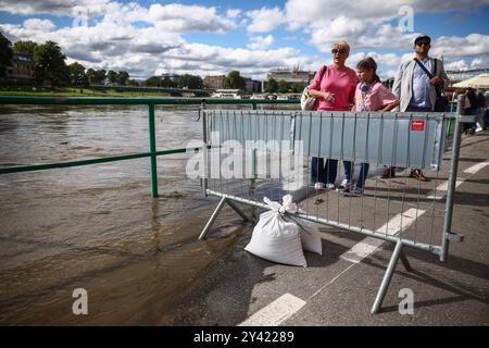 Krakau, Polen. September 2024. Nach starken Regenfällen hat die Weichsel am 15. September 2024 einen Teil der Felsbrocken in Krakau, Polen, überschwemmt. Der Sturm Boris hat Flüsse in den südlichen und südwestlichen Regionen Polens zum Platzen gebracht. Mindestens zwei Menschen sind ertrunken. (Kreditbild: © Beata Zawrzel/ZUMA Press Wire) NUR REDAKTIONELLE VERWENDUNG! Nicht für kommerzielle ZWECKE! Quelle: ZUMA Press, Inc./Alamy Live News Stockfoto