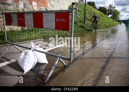 Krakau, Polen. September 2024. Nach starken Regenfällen hat die Weichsel am 15. September 2024 einen Teil der Felsbrocken in Krakau, Polen, überschwemmt. Der Sturm Boris hat Flüsse in den südlichen und südwestlichen Regionen Polens zum Platzen gebracht. Mindestens zwei Menschen sind ertrunken. (Kreditbild: © Beata Zawrzel/ZUMA Press Wire) NUR REDAKTIONELLE VERWENDUNG! Nicht für kommerzielle ZWECKE! Quelle: ZUMA Press, Inc./Alamy Live News Stockfoto