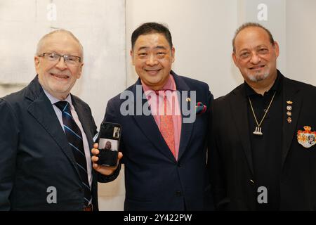 Joey Zhou TV Host Gründer LABA, Rosana Largo Rodriguez Spanien, Sir Knight Laurent & LABA Co-Chairman Harrison Engle in der Loisir Gallery Luminosity Stockfoto