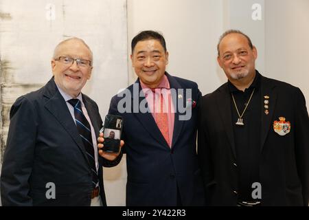 Joey Zhou TV Host Gründer LABA, Rosana Largo Rodriguez Spanien, Sir Knight Laurent & LABA Co-Chairman Harrison Engle in der Loisir Gallery Luminosity Stockfoto