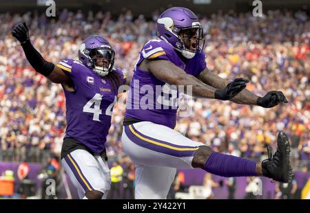 Minneapolis, Usa. September 2024. Jihad Ward (52) von den Minnesota Vikings feiert, nachdem er am Sonntag, den 15. September 2024, einen Pass gegen die San Francisco 49ers im U.S. Bank Stadium in Minneapolis abgefangen hatte. (Foto: Carlos Gonzalez/Minnesota Star Tribune/TNS/SIPA USA) Credit: SIPA USA/Alamy Live News Stockfoto