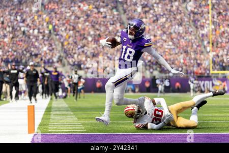 Minneapolis, Usa. September 2024. Justin Jefferson (18), der Minnesota Vikings-Gewinner, erzielte am Sonntag, den 15. September 2024, einen Touchdown auf einem 97-Yard-Touchdown-Pass gegen die San Francisco 49ers im U.S. Bank Stadium in Minneapolis. (Foto: Carlos Gonzalez/Minnesota Star Tribune/TNS/SIPA USA) Credit: SIPA USA/Alamy Live News Stockfoto