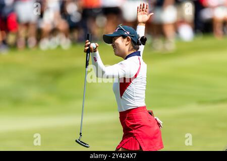 Gainesville, Va, USA. September 2024. ROSE ZHANG feiert ihren Sieg in den Einzelspielen am dritten Tag des Solheim Cup 2024. (Kreditbild: © Robert Blakley/ZUMA Press Wire) NUR REDAKTIONELLE VERWENDUNG! Nicht für kommerzielle ZWECKE! Stockfoto