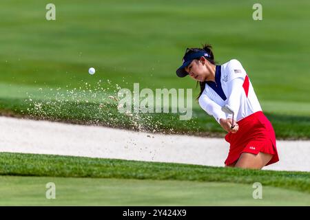 Gainesville, Va, USA. September 2024. Die ROSE ZHANG aus dem US-Team trifft sich während der Einzelspiele am dritten Tag des Solheim Cup 2024 aus einem Bunker auf das vierzehnte Loch. (Kreditbild: © Robert Blakley/ZUMA Press Wire) NUR REDAKTIONELLE VERWENDUNG! Nicht für kommerzielle ZWECKE! Stockfoto