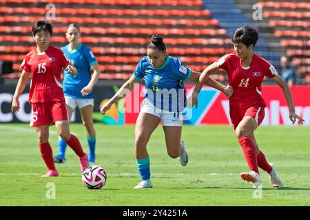 Medelin, Kolumbien. September 2024. Dudinha aus Brasilien kämpft im Atanasio Girardot Stadion in Medelin am 15. September 2024 um den Possession Ball mit Yu-Yong Hwang aus Nordkorea im Atanasio Girardot Stadion in der Achtelfinale der FIFA U-20-Frauen-Weltmeisterschaft Kolumbien 2024. Foto: Jose Pino/DiaEsportivo/Alamy Live News Credit: DiaEsportivo/Alamy Live News Stockfoto