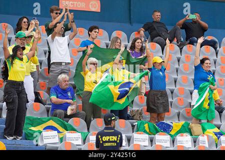 Medelin, Kolumbien. September 2024. Brasilianische Fans beim Achtelfinale der FIFA U-20-Frauen-Weltmeisterschaft Kolumbien 2024 zwischen Brasilien und Nordkorea am 15. September 2024 im Atanasio Girardot Stadion in Medelin. Foto: Jose Pino/DiaEsportivo/Alamy Live News Credit: DiaEsportivo/Alamy Live News Stockfoto