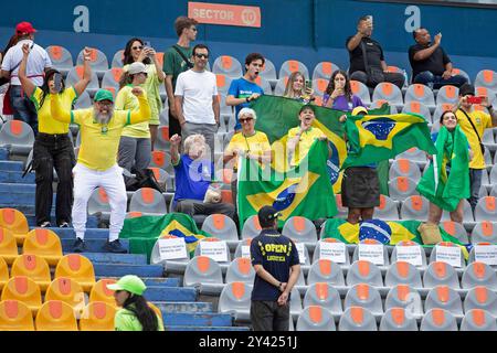 Medelin, Kolumbien. September 2024. Brasilianische Fans beim Achtelfinale der FIFA U-20-Frauen-Weltmeisterschaft Kolumbien 2024 zwischen Brasilien und Nordkorea am 15. September 2024 im Atanasio Girardot Stadion in Medelin. Foto: Jose Pino/DiaEsportivo/Alamy Live News Credit: DiaEsportivo/Alamy Live News Stockfoto