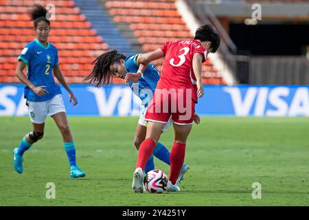 Medelin, Kolumbien. September 2024. Natalia Vendito aus Brasilien kämpft im Atanasio Girardot Stadion in Medelin am 15. September 2024 um den Possession Ball mit Hong-Ryon Han aus Nordkorea im Atanasio Girardot Stadion in Kolumbien 2024. Foto: Jose Pino/DiaEsportivo/Alamy Live News Credit: DiaEsportivo/Alamy Live News Stockfoto