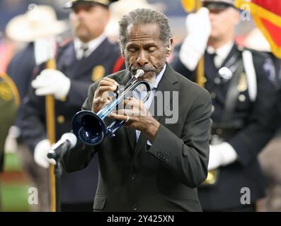 Irving, Usa. September 2024. Trompeter Freddie Jones spielt die Nationalhymne während eines National Football League-Wettbewerbs im AT&T Stadium am Sonntag, den 15. September 2024 in Irving, Texas. (Foto: Peter G. Forest/SIPA USA) Credit: SIPA USA/Alamy Live News Stockfoto