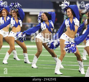 Irving, Usa. September 2024. Die Cheerleader der Dallas Cowboys treten am Sonntag, den 15. September 2024 in Irving, Texas, auf dem Spielfeld auf. (Foto: Peter G. Forest/SIPA USA) Credit: SIPA USA/Alamy Live News Stockfoto