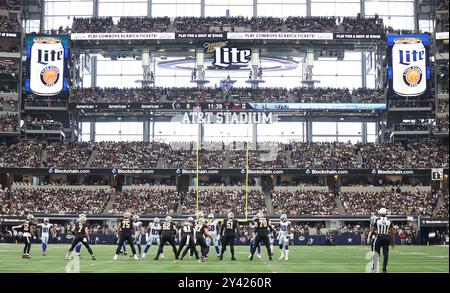 Irving, Usa. September 2024. Die New Orleans Saints Offense Machen Sie sich bereit, während eines National Football League-Wettbewerbs am Sonntag, den 15. September 2024, im AT&T Stadium in Irving, Texas, anzutreten. (Foto: Peter G. Forest/SIPA USA) Credit: SIPA USA/Alamy Live News Stockfoto