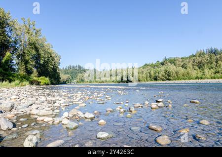 Faszinierender Blick auf den Vedder River, der sich durch Chilliwack, British C, Olumnbia, Kanada schlängelt Stockfoto