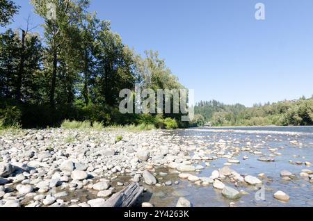 Faszinierender Blick auf den Vedder River, der sich durch Chilliwack, British C, Olumnbia, Kanada schlängelt Stockfoto