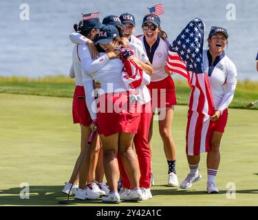 Gainesville, Va, USA. September 2024. Team USA feiert den Sieg des Solheim Cup 2024. (Kreditbild: © Robert Blakley/ZUMA Press Wire) NUR REDAKTIONELLE VERWENDUNG! Nicht für kommerzielle ZWECKE! Stockfoto