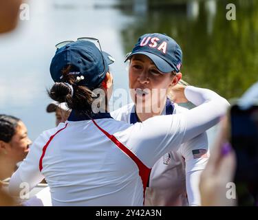 Gainesville, Va, USA. September 2024. NELLY KORDA gratuliert ROSE ZHANG zum Sieg am dritten Tag des Solheim Cup 2024. (Kreditbild: © Robert Blakley/ZUMA Press Wire) NUR REDAKTIONELLE VERWENDUNG! Nicht für kommerzielle ZWECKE! Stockfoto