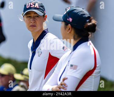 Gainesville, Va, USA. September 2024. NELLY KORDA und ROSE ZHANG beobachten ihre Teamkollegen während der Einzelspiele am dritten Tag des Solheim Cup 2024. (Kreditbild: © Robert Blakley/ZUMA Press Wire) NUR REDAKTIONELLE VERWENDUNG! Nicht für kommerzielle ZWECKE! Stockfoto