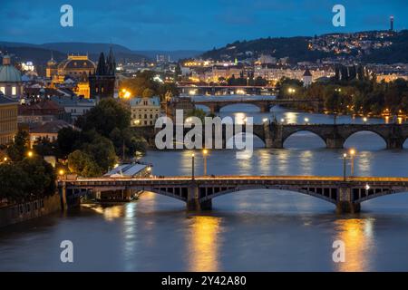 Prag, Tschechische Republik. September 2024. Allgemeiner Überblick über die Brücken über die Moldau in der Abenddämmerung. Starke Regenfälle in den letzten Tagen haben dazu geführt, dass der Wasserstand in der Moldau gestiegen ist, was zu einer Hochwasser-Notfallwarnung führte. Überschwemmungen, die durch starke Regenfälle verursacht wurden, haben die Regionen Mittel- und Osteuropas, einschließlich der Tschechischen Republik, Polens, Österreichs, der Slowakei und Rumäniens, seit dem 13. September 2024 heimgesucht. (Credit Image: © Tomas Tkacik/SOPA images via ZUMA Press Wire) NUR REDAKTIONELLE VERWENDUNG! Nicht für kommerzielle ZWECKE! Stockfoto