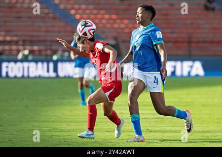 Medelin, Kolumbien. September 2024. Carlinha aus Brasilien kämpft im Atanasio Girardot Stadion in Medelin am 15. September 2024 um den Possession Ball gegen Hyang Sin aus Nordkorea, während des 16. Spieljahres der FIFA U-20-Frauen-Weltmeisterschaft Kolumbien 2024. Foto: Jose Pino/DiaEsportivo/Alamy Live News Credit: DiaEsportivo/Alamy Live News Stockfoto