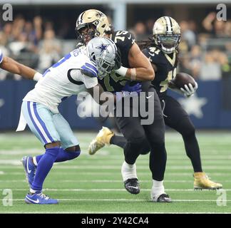 Irving, Usa. September 2024. New Orleans Saints Running Back Alvin Kamara (41) läuft hinter der Blockade des Offensive Tackle Taliese Fuaga (75) gegen Dallas Cowboys Cornerback Jourdan Lewis (2) während eines National Football League-Wettbewerbs im AT&T Stadium am Sonntag, den 15. September 2024 in Irving, Texas. (Foto: Peter G. Forest/SIPA USA) Credit: SIPA USA/Alamy Live News Stockfoto