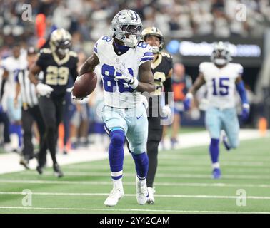 Irving, Usa. September 2024. Dallas Cowboys Wide Receiver CeeDee Lamb (88) nimmt diesen Fang für einen 65-Yard-Touchdown während des zweiten Viertels eines National Football League-Wettbewerbs im AT&T Stadium am Sonntag, den 15. September 2024 in Irving, Texas. (Foto: Peter G. Forest/SIPA USA) Credit: SIPA USA/Alamy Live News Stockfoto