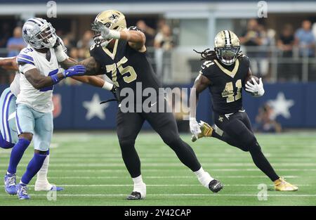 Irving, Usa. September 2024. New Orleans Saints Running Back Alvin Kamara (41) läuft hinter der Blockade des Offensive Tackle Taliese Fuaga (75) gegen Dallas Cowboys Cornerback Jourdan Lewis (2) während eines National Football League-Wettbewerbs im AT&T Stadium am Sonntag, den 15. September 2024 in Irving, Texas. (Foto: Peter G. Forest/SIPA USA) Credit: SIPA USA/Alamy Live News Stockfoto