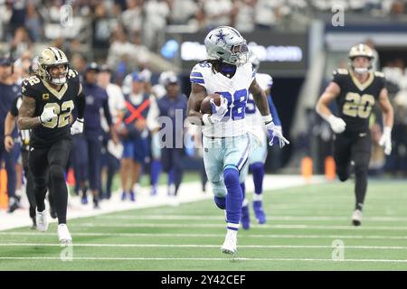 Irving, Usa. September 2024. Dallas Cowboys Wide Receiver CeeDee Lamb (88) nimmt diesen Fang für einen 65-Yard-Touchdown während des zweiten Viertels eines National Football League-Wettbewerbs im AT&T Stadium am Sonntag, den 15. September 2024 in Irving, Texas. (Foto: Peter G. Forest/SIPA USA) Credit: SIPA USA/Alamy Live News Stockfoto