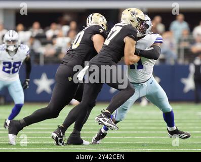 Irving, Usa. September 2024. Die New Orleans Saints Offensive Tackle Trevor Penning (70) und Tight End Foster Moreau (87) blockieren den Linebacker Micah Parsons (11) der Dallas Cowboys während eines National Football League-Wettbewerbs im AT&T Stadium am Sonntag, den 15. September 2024 in Irving, Texas. (Foto: Peter G. Forest/SIPA USA) Credit: SIPA USA/Alamy Live News Stockfoto