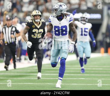 Irving, Usa. September 2024. Dallas Cowboys Wide Receiver CeeDee Lamb (88) nimmt diesen Fang für einen 65-Yard-Touchdown während des zweiten Viertels eines National Football League-Wettbewerbs im AT&T Stadium am Sonntag, den 15. September 2024 in Irving, Texas. (Foto: Peter G. Forest/SIPA USA) Credit: SIPA USA/Alamy Live News Stockfoto
