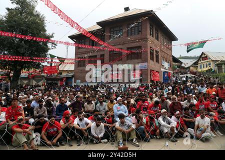 Srinagar, Jammu Und Kaschmir, Indien. September 2024. Anhänger der Nationalen Konferenz, die während der Wahlkampfveranstaltung von Omar Abdullah, dem ehemaligen Ministerpräsidenten von Jammu und Kaschmir, im Vorfeld der Parlamentswahlen in Jammu und Kaschmir aufgenommen wurden. (Kreditbild: © Nisar UL Haq Allaie/Pacific Press via ZUMA Press Wire) NUR REDAKTIONELLE VERWENDUNG! Nicht für kommerzielle ZWECKE! Stockfoto