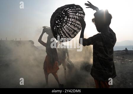 Dhanbad, Jharkhand, Indien. 31. August 2024. Die Arbeiter transportieren Kohle in der Nähe eines Tagebaues am Stadtrand von Dhanbad. In Jharia im indischen Bundesstaat Jharkhand leben rund 600.000 Menschen. Es liegt im Herzen des größten Kohlefeldes der Nation. Jharia, das seinen Namen von der Stadt und Region mit dem gleichen Namen erhält, ist auch bekannt für eine schreckliche Rate von Kohleflözbränden, die eine der Hauptquellen der Umweltverschmutzung in der Region und weltweit sind. Kohlendioxid wird durch Kohlebrände in massiver Menge in die Atmosphäre abgegeben. (Bild: © Amarjeet Kumar S Stockfoto