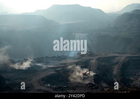 Dhanbad, Jharkhand, Indien. 31. August 2024. Ein allgemeiner Blick auf eine Tagebau am Stadtrand von Dhanbad. In Jharia im indischen Bundesstaat Jharkhand leben rund 600.000 Menschen. Es liegt im Herzen des größten Kohlefeldes der Nation. Jharia, das seinen Namen von der Stadt und Region mit dem gleichen Namen erhält, ist auch bekannt für eine schreckliche Rate von Kohleflözbränden, die eine der Hauptquellen der Umweltverschmutzung in der Region und weltweit sind. Kohlendioxid wird durch Kohlebrände in massiver Menge in die Atmosphäre abgegeben. (Bild: © Amarjeet Kumar Singh/S Stockfoto