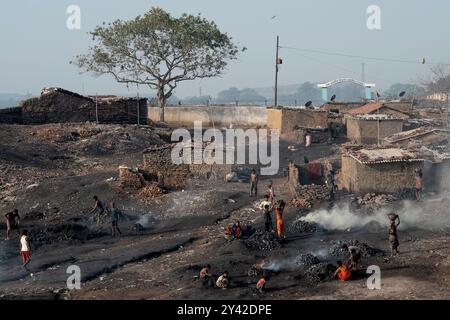 Dhanbad, Jharkhand, Indien. 31. August 2024. Die Arbeiter transportieren Kohle in der Nähe eines Tagebaues am Stadtrand von Dhanbad. In Jharia im indischen Bundesstaat Jharkhand leben rund 600.000 Menschen. Es liegt im Herzen des größten Kohlefeldes der Nation. Jharia, das seinen Namen von der Stadt und Region mit dem gleichen Namen erhält, ist auch bekannt für eine schreckliche Rate von Kohleflözbränden, die eine der Hauptquellen der Umweltverschmutzung in der Region und weltweit sind. Kohlendioxid wird durch Kohlebrände in massiver Menge in die Atmosphäre abgegeben. (Bild: © Amarjeet Kumar S Stockfoto