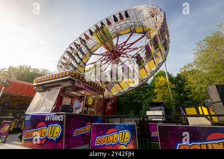 Zero Gravity Spinning Ride auf dem britischen Jahrmarkt in Canterbury, England Stockfoto