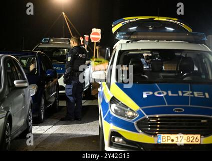 Aachen, Deutschland. September 2024. Polizeibeamte kontrollieren Fahrzeuge hinter dem ehemaligen Grenzübergang zu Belgien. Wie angekündigt hat Deutschland seine bestehenden Grenzkontrollen im Osten und Süden des Landes auf die Landgrenze im Westen ausgedehnt. Quelle: Roberto Pfeil/dpa/Alamy Live News Stockfoto