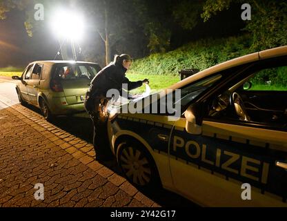 Aachen, Deutschland. September 2024. Polizeibeamte kontrollieren Fahrzeuge hinter dem ehemaligen Grenzübergang zu Belgien. Wie angekündigt hat Deutschland seine bestehenden Grenzkontrollen im Osten und Süden des Landes auf die Landgrenze im Westen ausgedehnt. Quelle: Roberto Pfeil/dpa/Alamy Live News Stockfoto