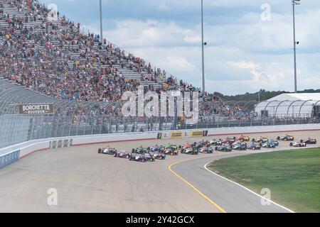 Libanon, TN, USA. September 2024. Die grüne Flagge fällt auf die NTT INDYCAR-SERIE für den Big Machine Music City Grand Prix, der von Gainbridge auf dem Nashville Superspeedway im Libanon TN präsentiert wurde. (Kreditbild: © Walter G. Arce Sr./ASP via ZUMA Press Wire) NUR REDAKTIONELLE VERWENDUNG! Nicht für kommerzielle ZWECKE! Quelle: ZUMA Press, Inc./Alamy Live News Stockfoto