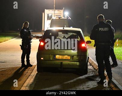 Aachen, Deutschland. September 2024. Polizeibeamte kontrollieren Fahrzeuge hinter dem ehemaligen Grenzübergang zu Belgien. Wie angekündigt hat Deutschland seine bestehenden Grenzkontrollen im Osten und Süden des Landes auf die Landgrenze im Westen ausgedehnt. Quelle: Roberto Pfeil/dpa/Alamy Live News Stockfoto