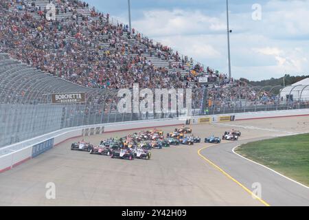 Libanon, TN, USA. September 2024. Die grüne Flagge fällt auf die NTT INDYCAR-SERIE für den Big Machine Music City Grand Prix, der von Gainbridge auf dem Nashville Superspeedway im Libanon TN präsentiert wurde. (Kreditbild: © Walter G. Arce Sr./ASP via ZUMA Press Wire) NUR REDAKTIONELLE VERWENDUNG! Nicht für kommerzielle ZWECKE! Quelle: ZUMA Press, Inc./Alamy Live News Stockfoto