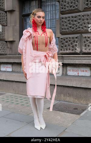 Ein Gast posiert für Fotos nach der Simone Rocha SS25 Show während der London Fashion Week, die dieses Jahr ihr 40-jähriges Jubiläum feiert. Stockfoto