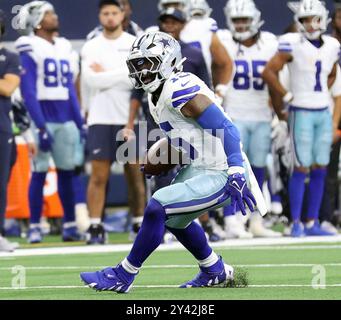 Irving, Usa. September 2024. Die Dallas Cowboys laufen zurück Ezekiel Elliott (15) stürmen sich während eines National Football League-Wettbewerbs am Sonntag, den 15. September 2024, im AT&T Stadium in Irving, Texas, um etwas zu Unternehmen. (Foto: Peter G. Forest/SIPA USA) Credit: SIPA USA/Alamy Live News Stockfoto