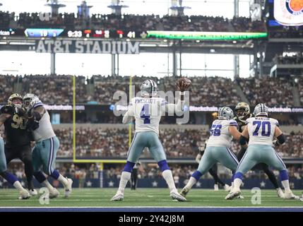 Irving, Usa. September 2024. Dallas Cowboys Quarterback Dak Prescott (4) versucht einen Pass während eines National Football League-Wettbewerbs im AT&T Stadium am Sonntag, den 15. September 2024 in Irving, Texas. (Foto: Peter G. Forest/SIPA USA) Credit: SIPA USA/Alamy Live News Stockfoto